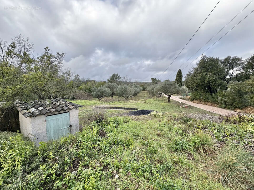 Terrain à MEOUNES-LES-MONTRIEUX