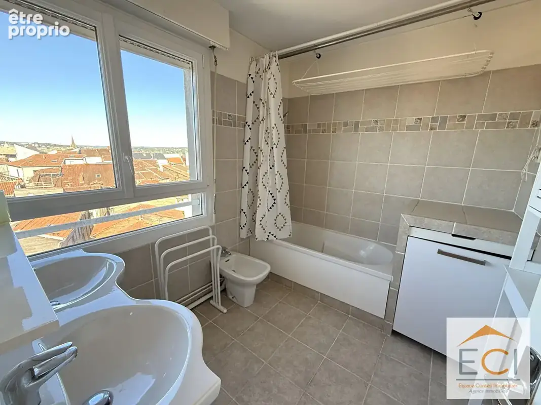 A VENDRE - Appartement duplex 3 chambres - Quartier Mairie - photo 12