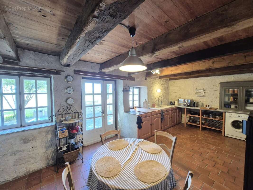 Deux maisons en pierre de caractère avec piscine, dépendances et 1,2 hectare de terrain près de Montaigu-de-Quercy - photo 12