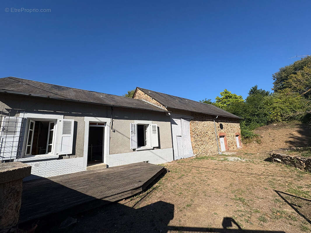 Fermette en pierre avec dépendances et terrain. - photo 4