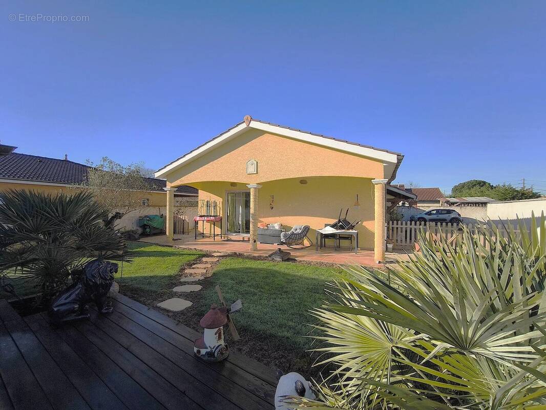 Maison à CRUZILLES-LES-MEPILLAT