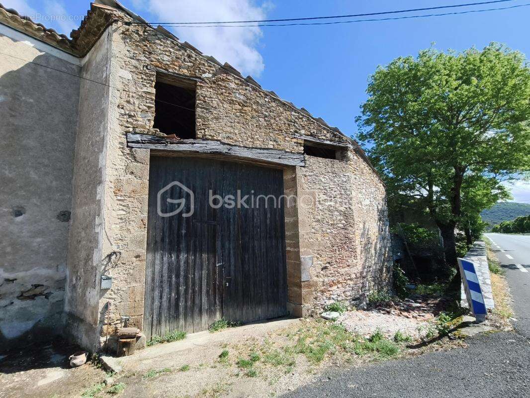 Maison a renover avec grand garage et exterieur - photo 3