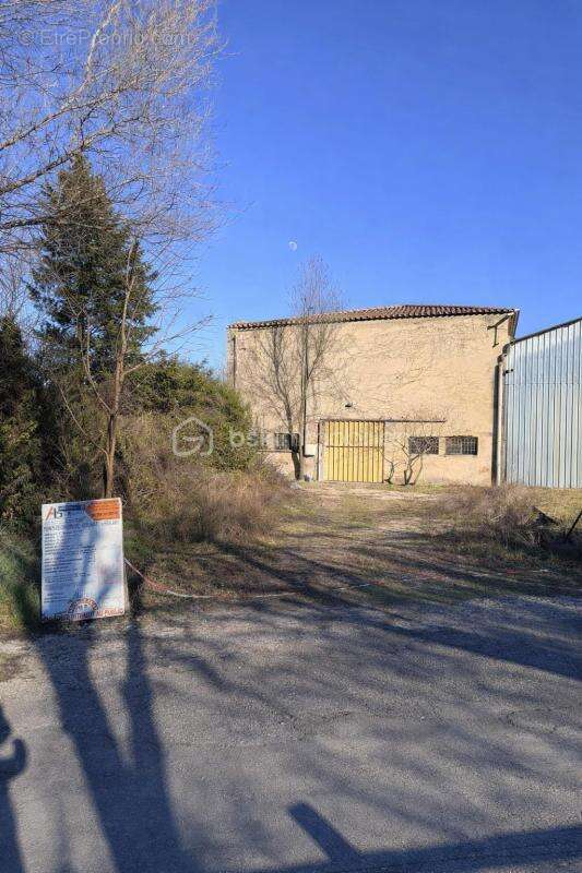 Appartement à ENTRAIGUES-SUR-LA-SORGUE