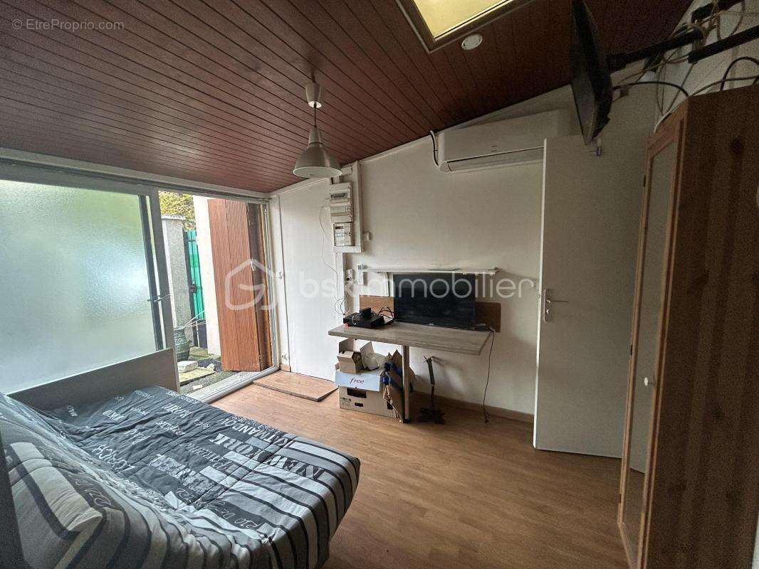 IDEAL AU INVESTISSEUR  2 STUDIO 11M² CHACUN  dans une allée de box sécurise très  proche du TRAM T9 (5 minute à pied) LE PRIX NE - photo 6