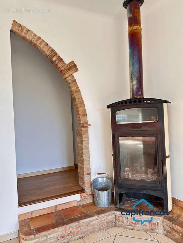 Maison à VIC-LA-GARDIOLE