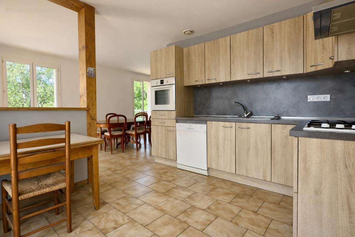 Maison 5 Pièces de 92 m2 avec piscine et garages à Laboutarié 81120 - photo 7