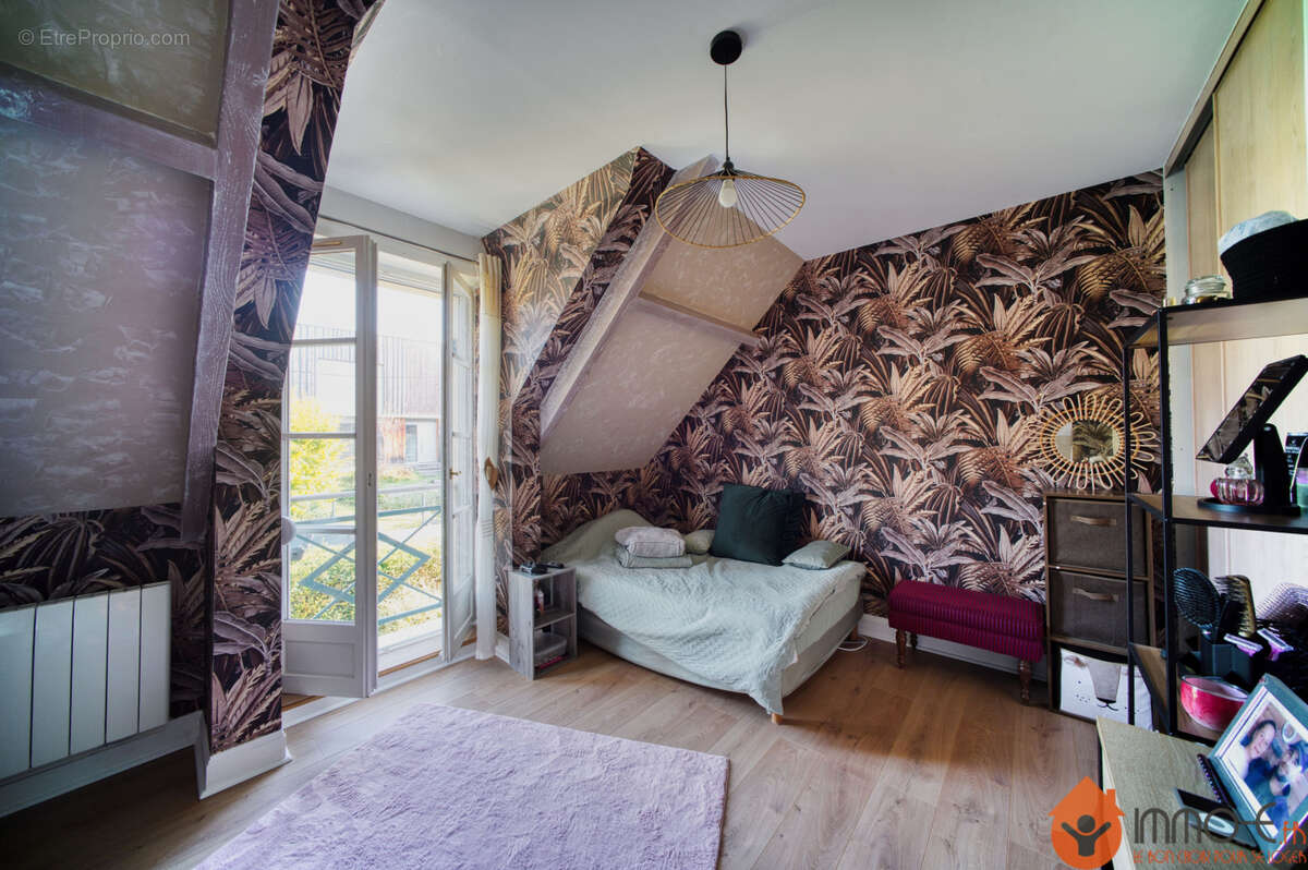 Maison à CONDE-SAINTE-LIBIAIRE