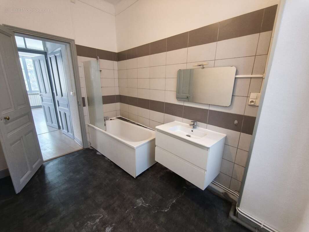 SALLE DE BAIN - Appartement à NIMES