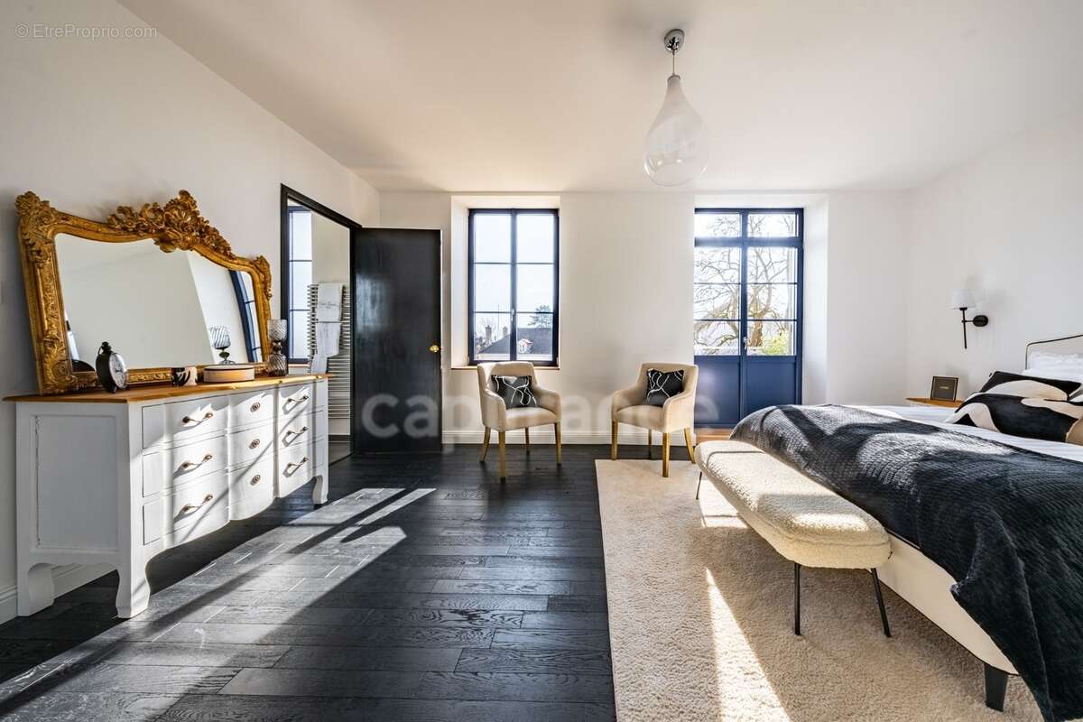 Propriété à vendre composée d'une demeure de Maitre et une deuxième maison avec piscine et jardin - photo 2