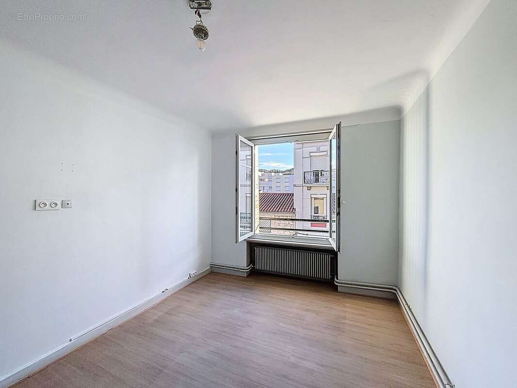 Appartement 45 m² à Le Chambon-Feugerolles  - photo 9