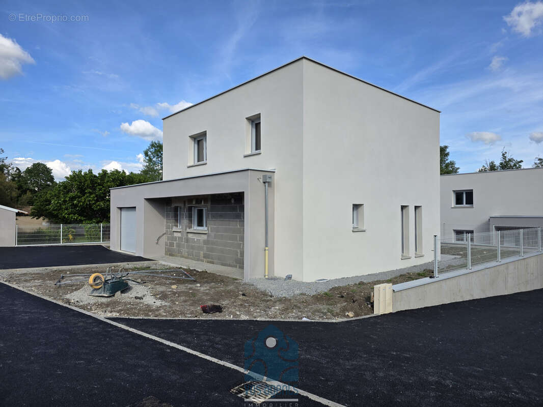 Maison à LES MARTRES-DE-VEYRE