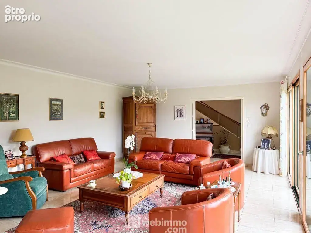 ...le salon de 34.35m² avec de grandes baies vitrées...