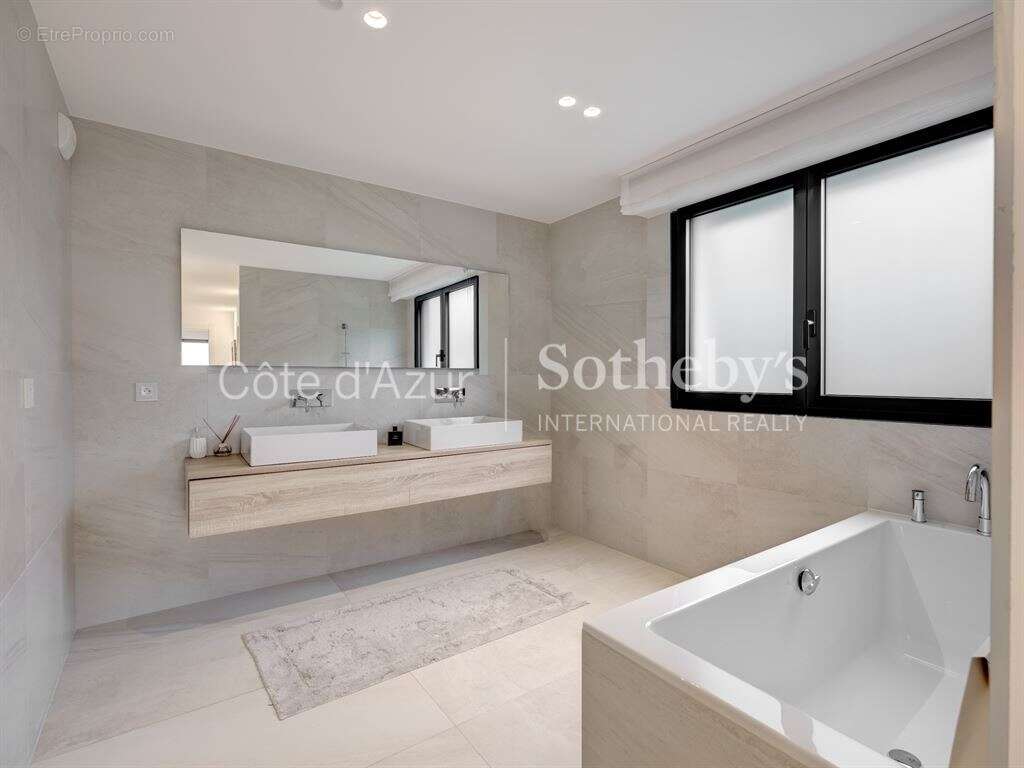 Appartement à VALLAURIS
