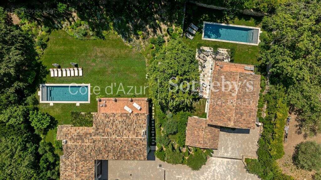 Saint-Tropez : Ensemble de deux villas avec piscines à vendre à proximité du centre - photo 2