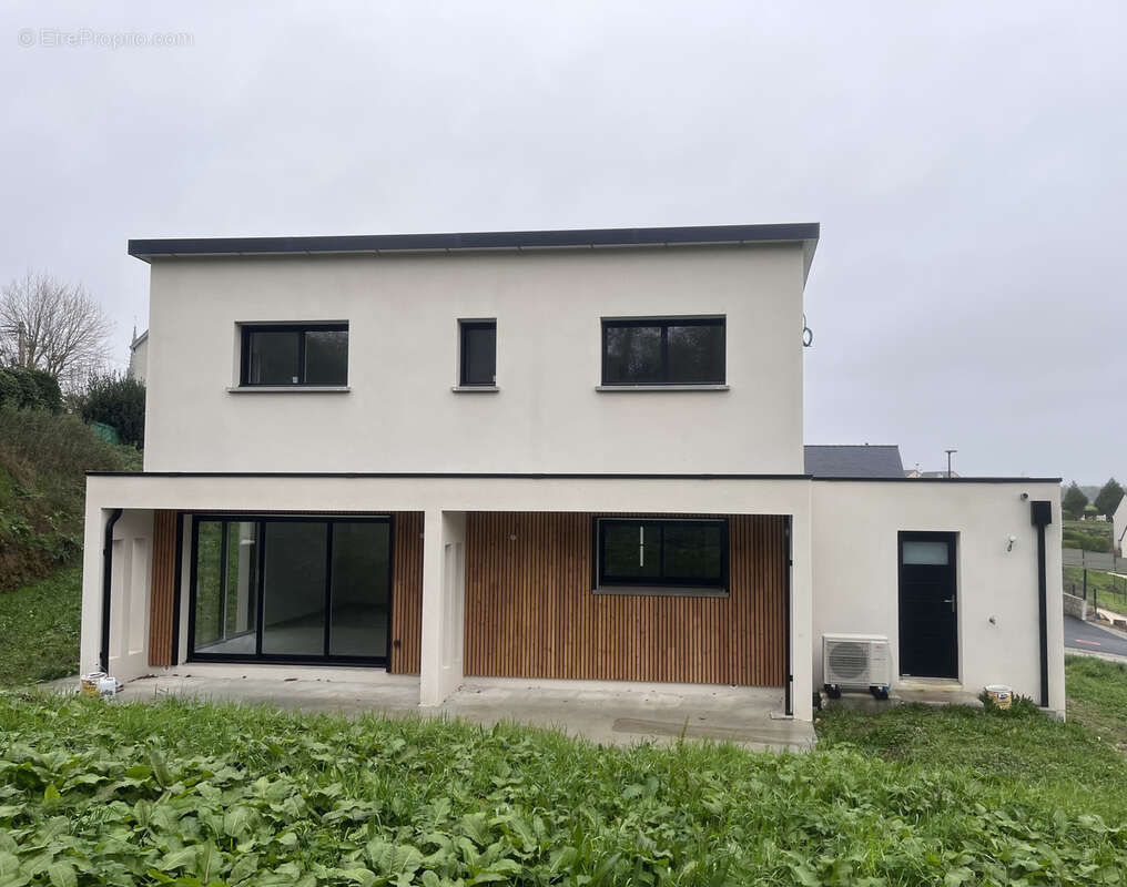 Maison à PLONEVEZ-PORZAY