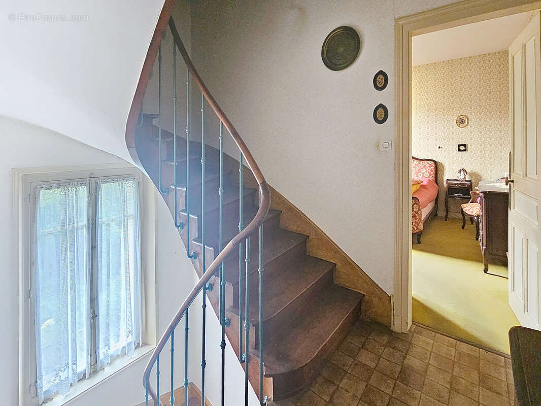 Maison de ville - beau potentiel - photo 10