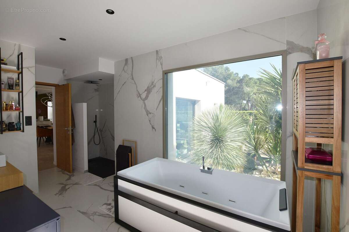 Salle de bains avec balnéo et douche à l'italienne - Maison à NAGES-ET-SOLORGUES