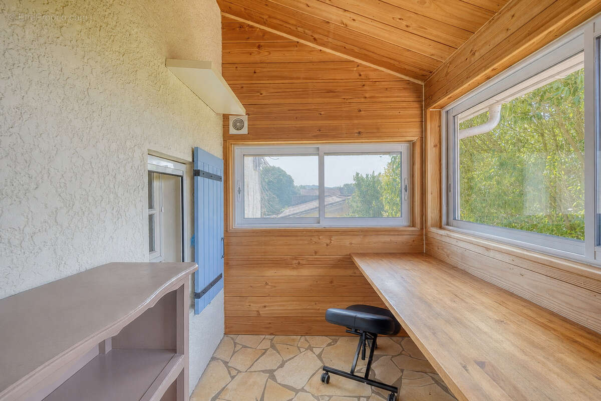 Maison en R+1 8 pièces de 202m2 habitables avec atelier et piscine le tout sur parcelle de 1509m2 - photo 12