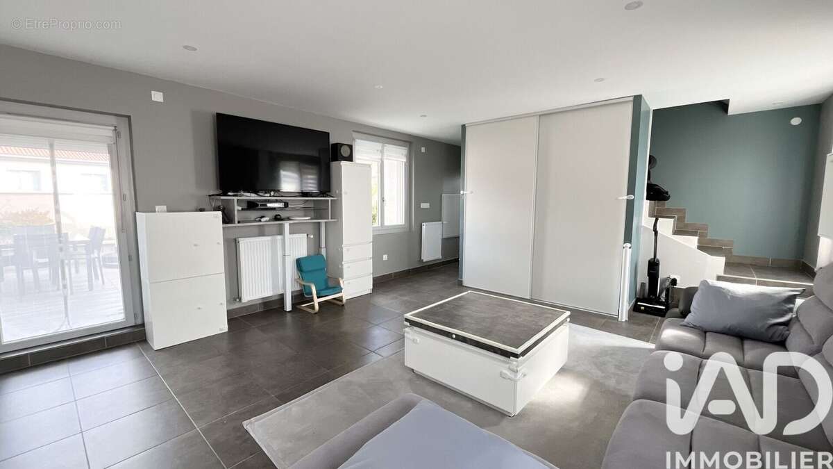 Photo 3 - Maison à LE CHAMBON-FEUGEROLLES