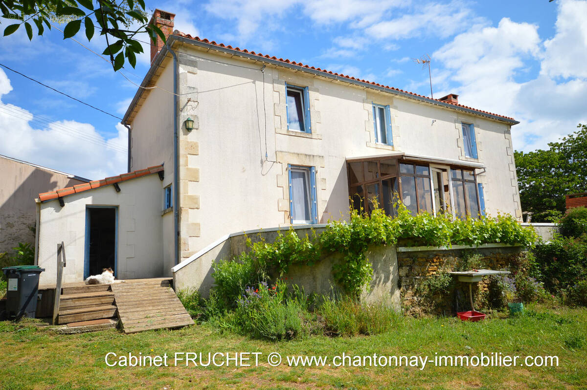 Maison à BAZOGES-EN-PAREDS