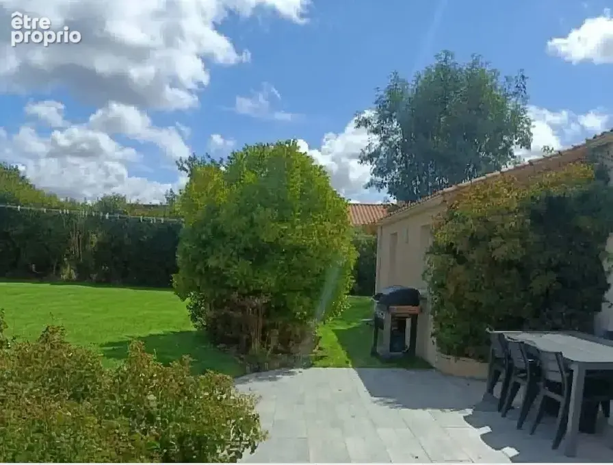 St malo du Bois , pavillon de plain pied de 2004, 4 chambres, garage, 960 m2 terrain, panneaux  photovoltaique - photo 2