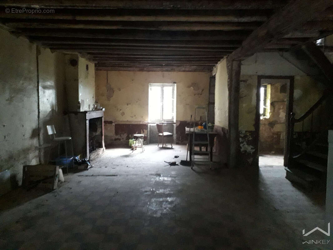 Maison en Pierre, Fort potentiel +300 m2 cave, garage, à restaurer entièrement - photo 12