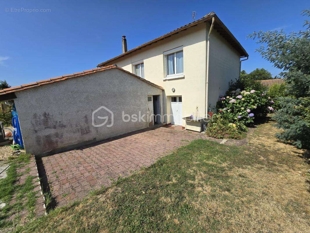 Maison de 120 m2 avec 4 chambres, 2 salles d'eau, une piscine sur un terrain de 828 m2 !!! - photo 5