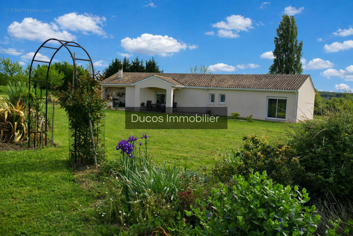 Maison à ARMILLAC