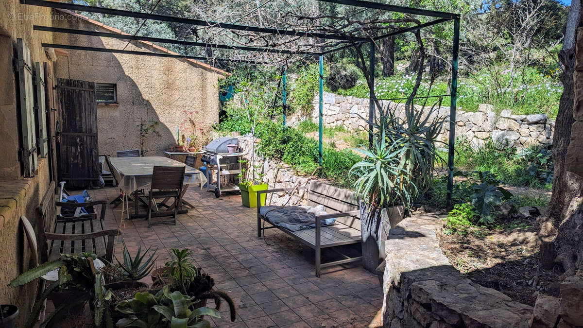 Maison à LE REVEST-LES-EAUX