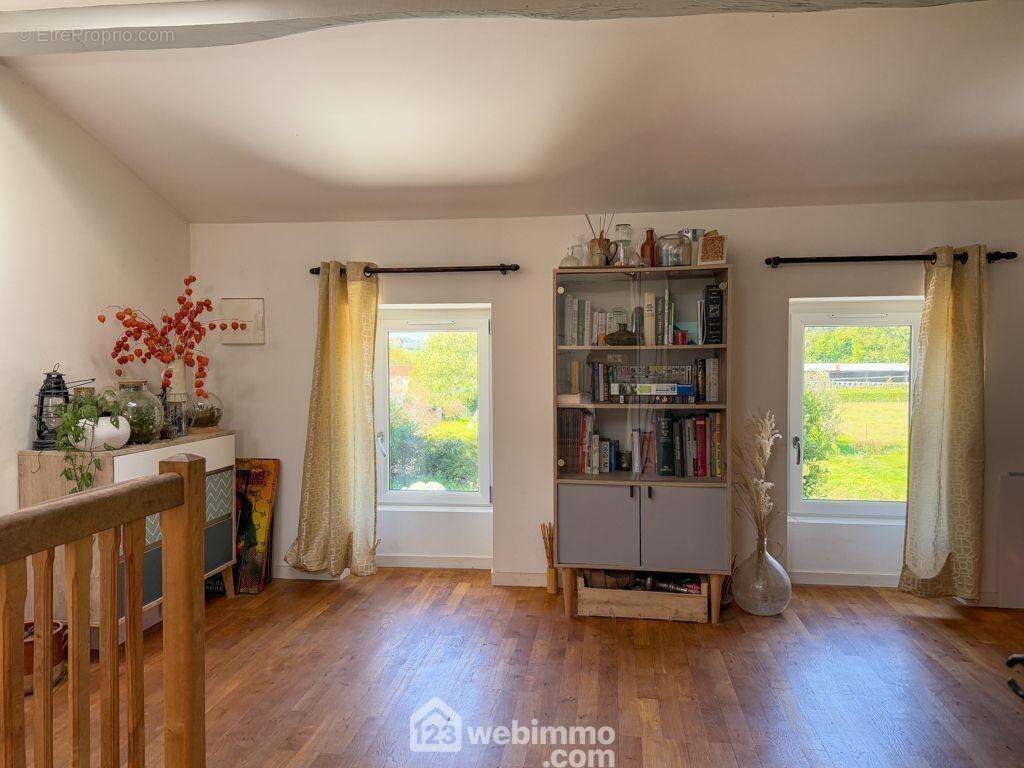 A l'étage : un espace parental de 39 m²comprenant une partie bureau, - Maison à POUZAUGES