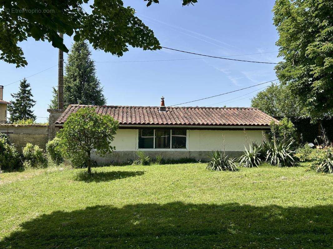 Maison à AIGRE