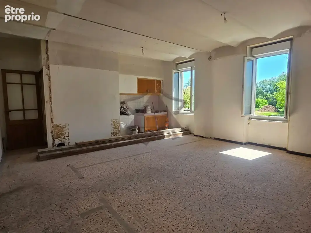 Idéal investisseur - Maison de village avec 2 grands garages - photo 3