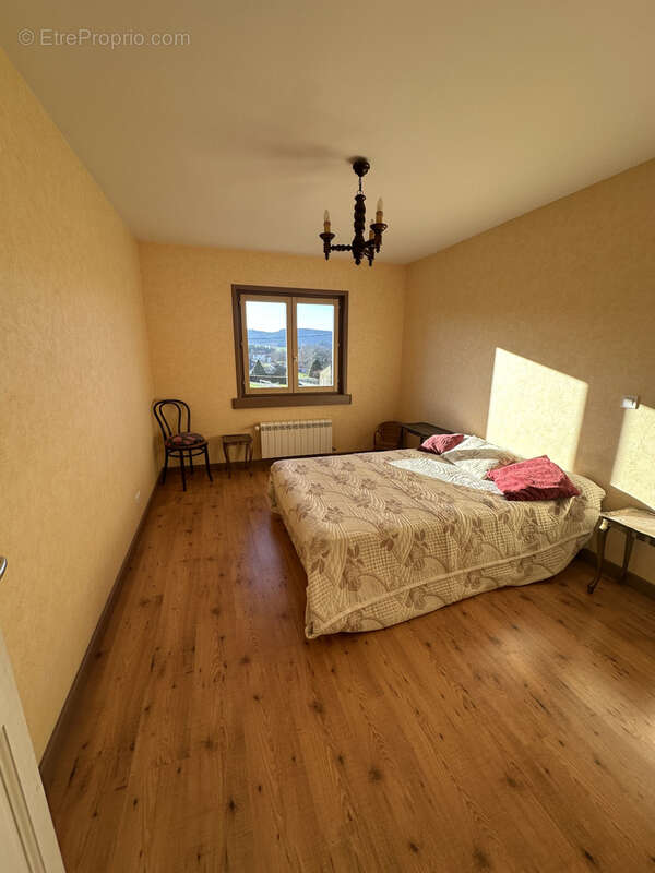 Maison à CELLES-SUR-DUROLLE