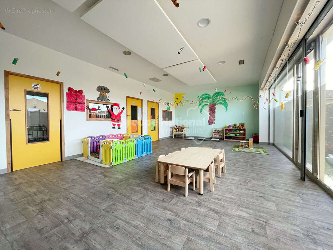 Local commercial (180m²) - Miramas - photo 2