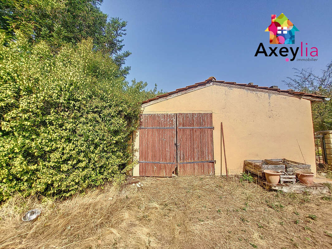 A vendre - st hilaire sous charlieu - maison a renover, 7 chambres, terrain et dependances - photo 12