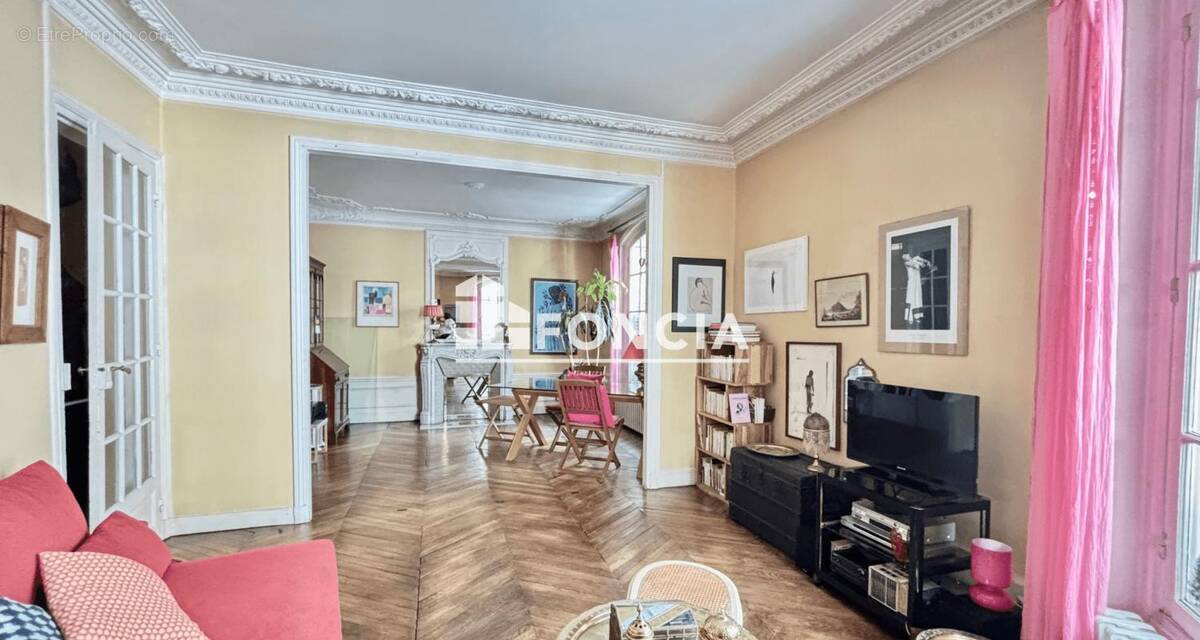 Appartement à PARIS-16E