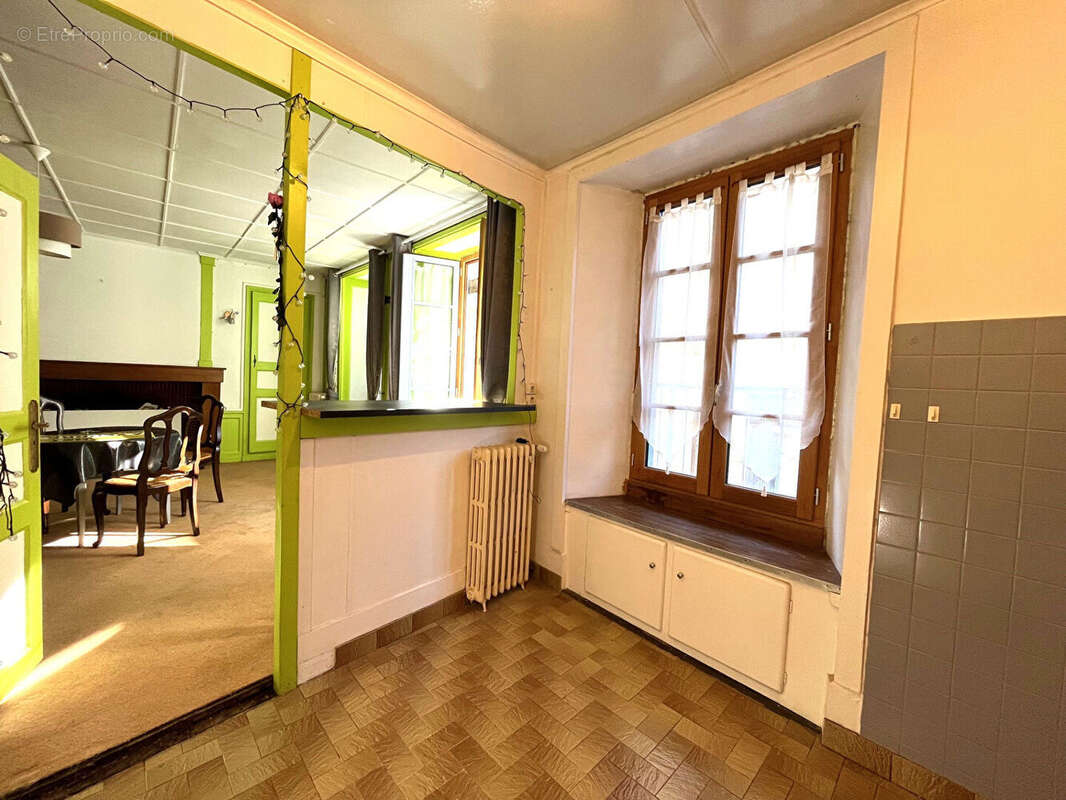 Maison à VIC-SUR-CERE