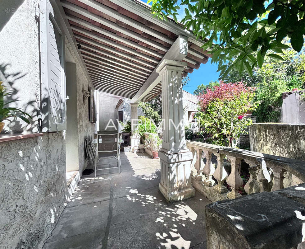 Saint-cyr-sur-mer   2 maisons + studio sur 950 m2   fort potentiel - photo 2