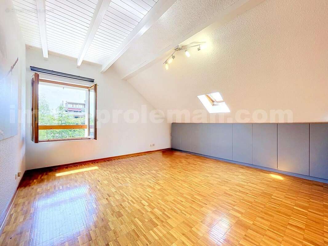Appartement_T4_Ambilly_belle_superficie_prox_frontière_Suisse_tram_Ceva_direction_Genève_Secteur_calme_Verdoyant_Frontaliers_Cuisine_séjour_chambre_1_ - Appartement à AMBILLY