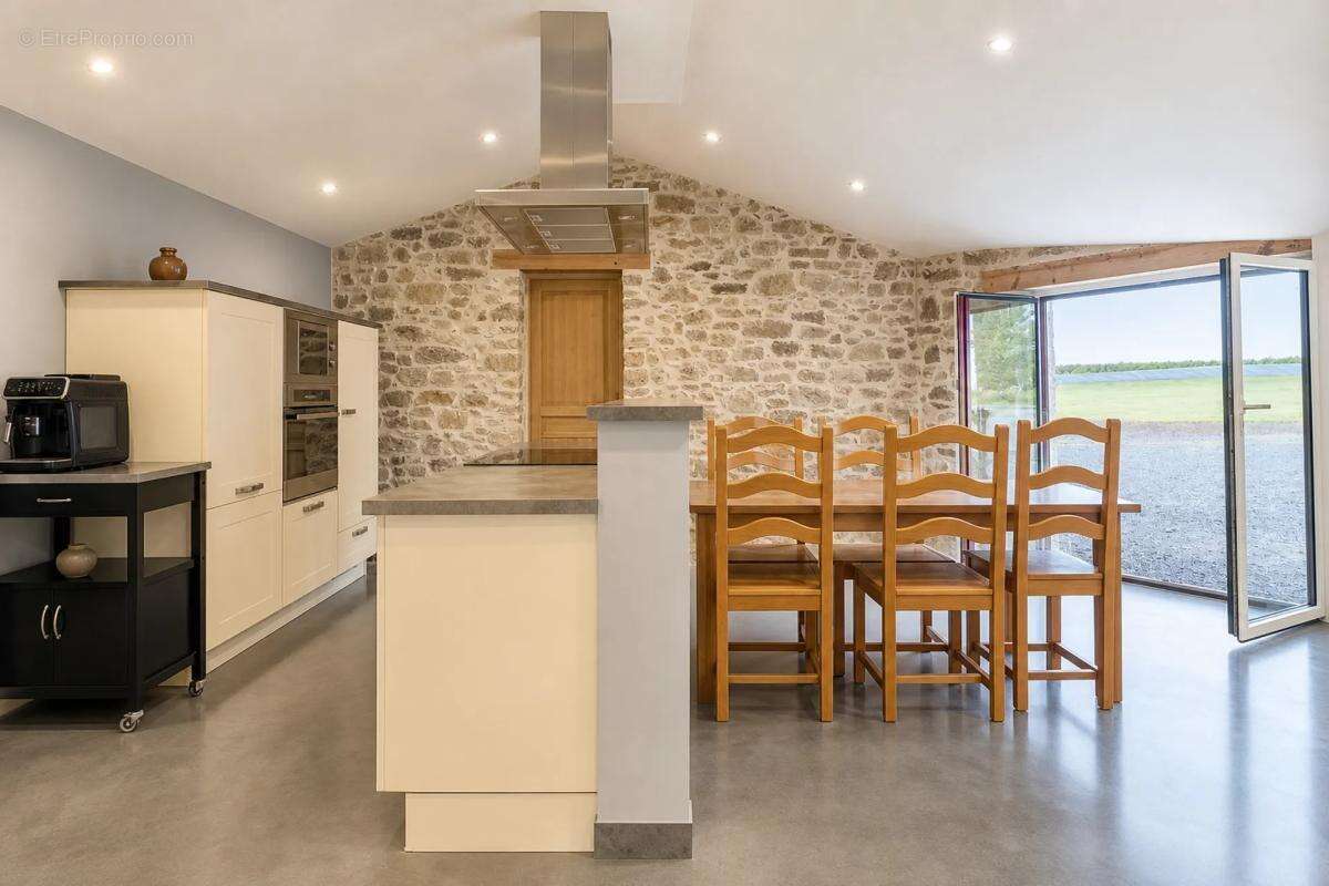 Maison de 6 pièces de 157 m² à Aigrefeuille-sur-Maine - photo 9