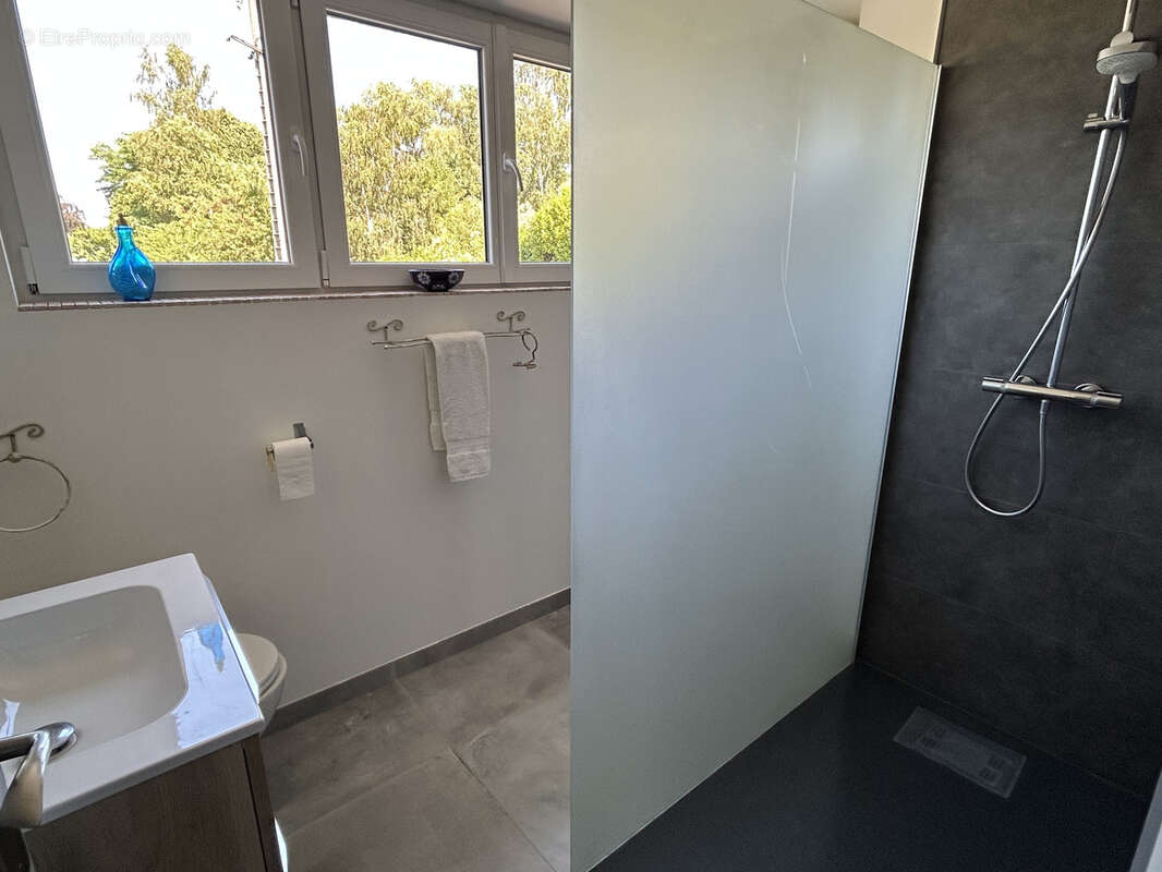 Maison semi individuelle entièrement rénovée avec gout, secteur calme et prisé ! - photo 15