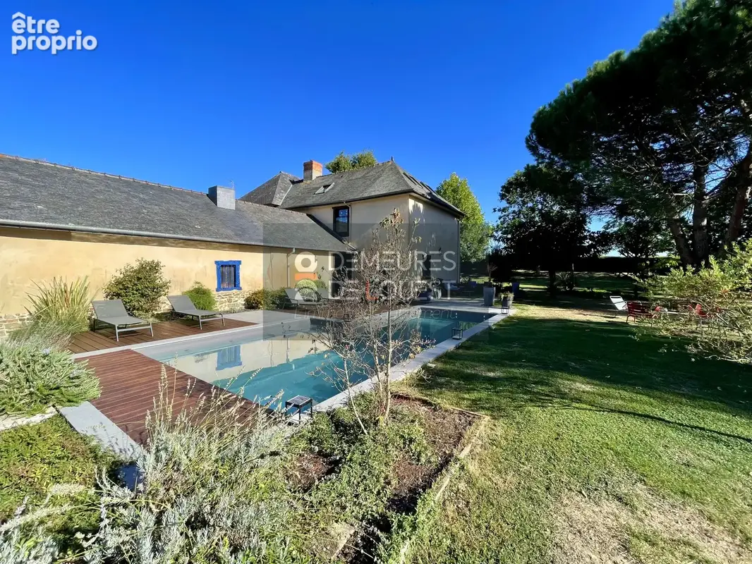 PACÉ - Propriété de caractère rénovée avec piscine - 247 m2 - 5 chambres - Jardin arboré de 2 270 m2 - Pacé - photo 11