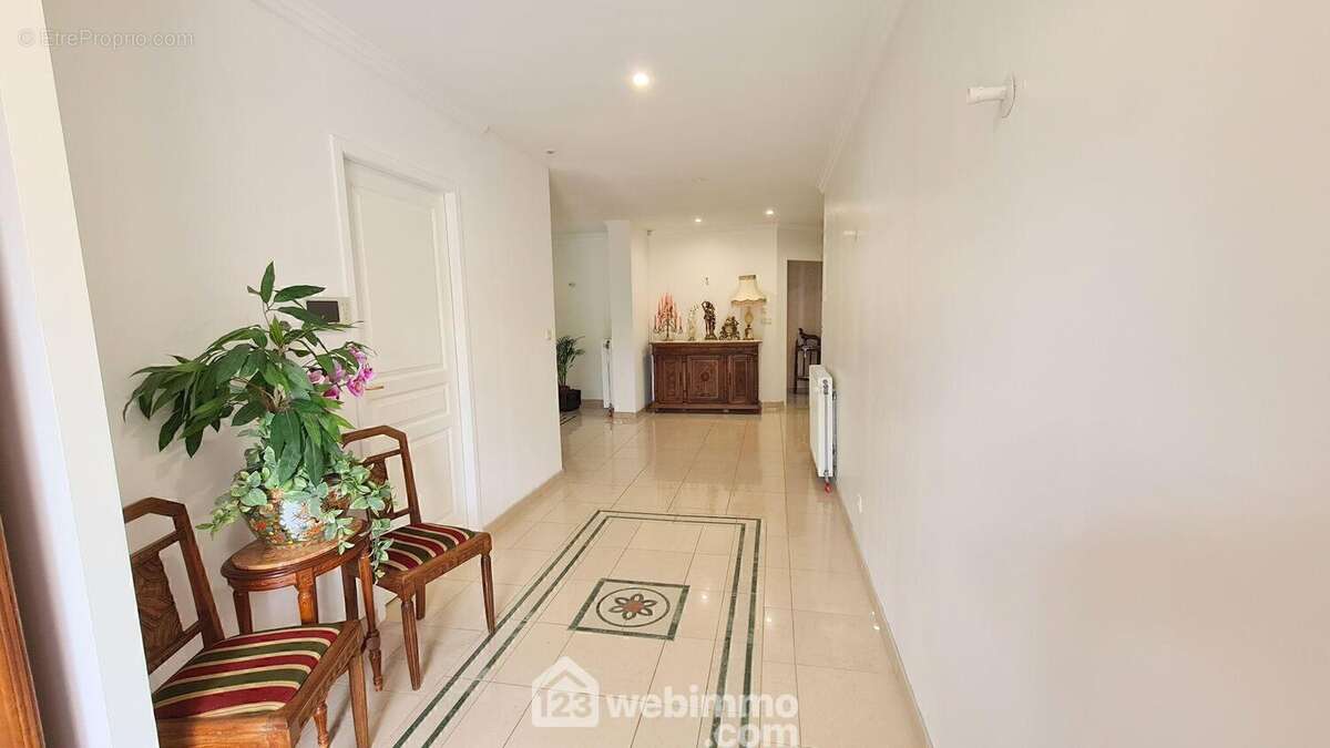 Commençons la visite par cette belle entrée de 11 m².