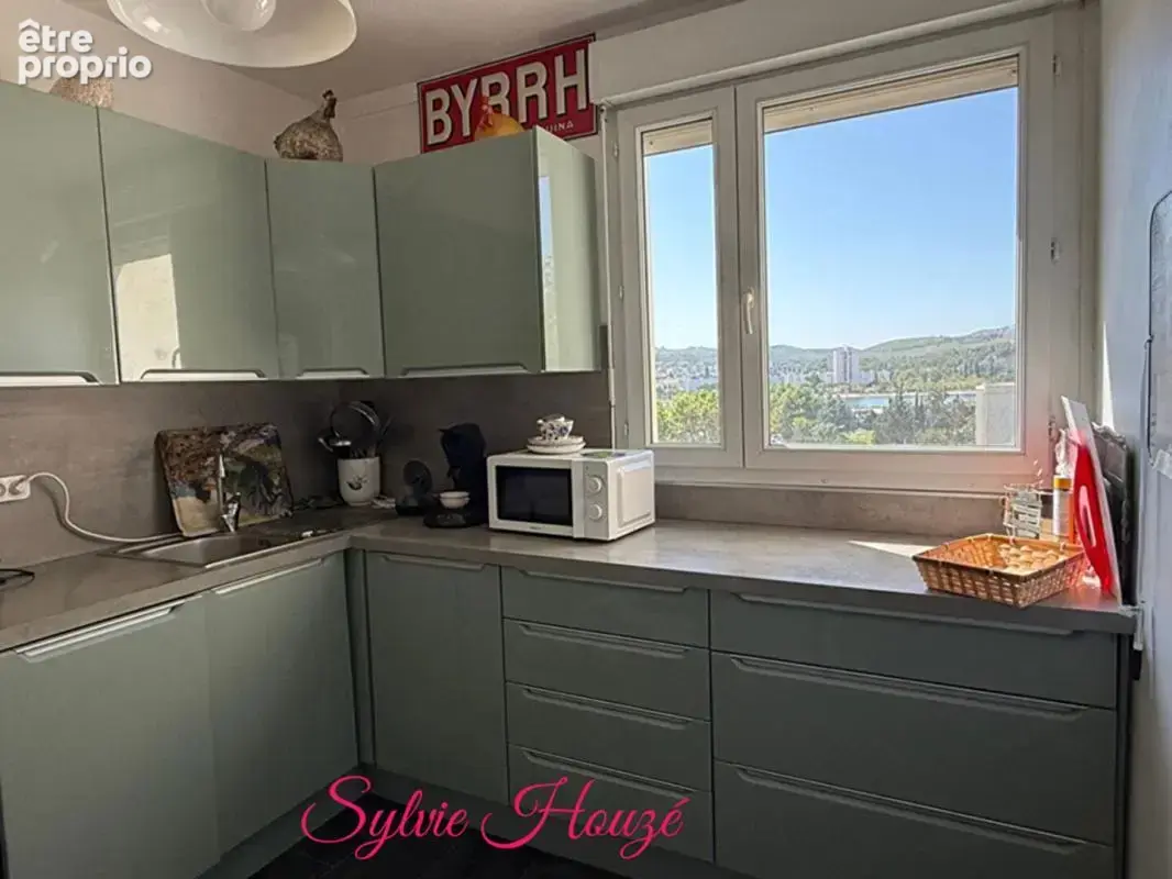 Très beau T2 avec ascenseur, balcon et vue sur le canal - photo 2