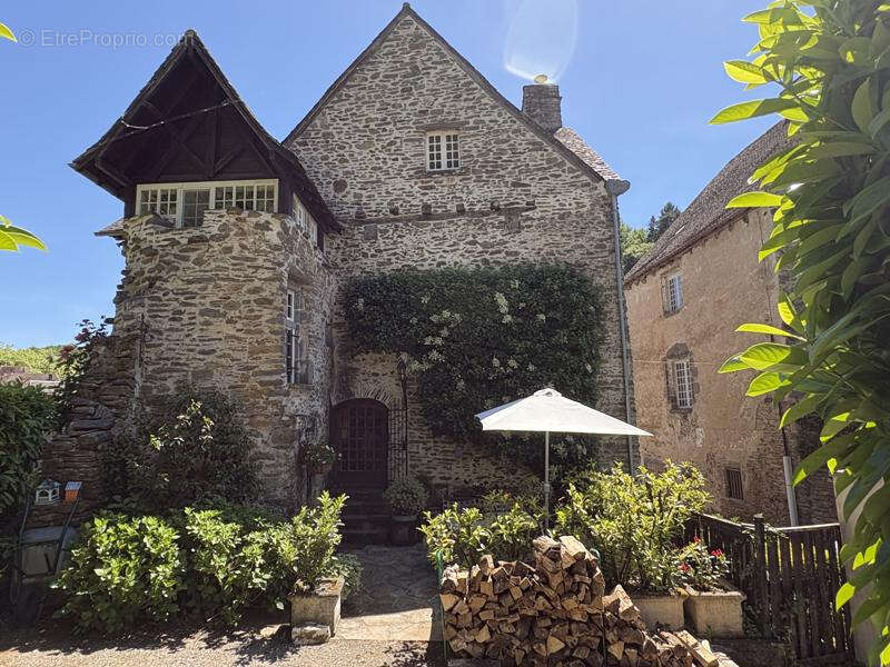 Maison à SEGUR-LE-CHATEAU