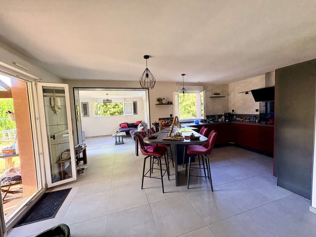 EN exclusivité:  Belle maison familiale avec piscine sur un terrain de 1 187 m2 - photo 3