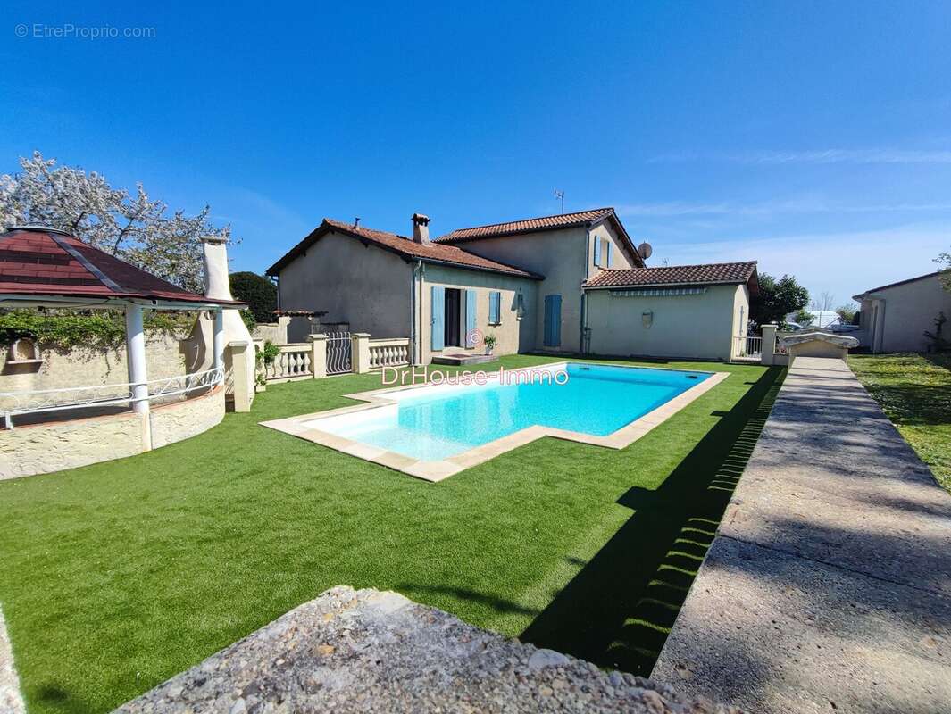 Maison à ROULLET-SAINT-ESTEPHE