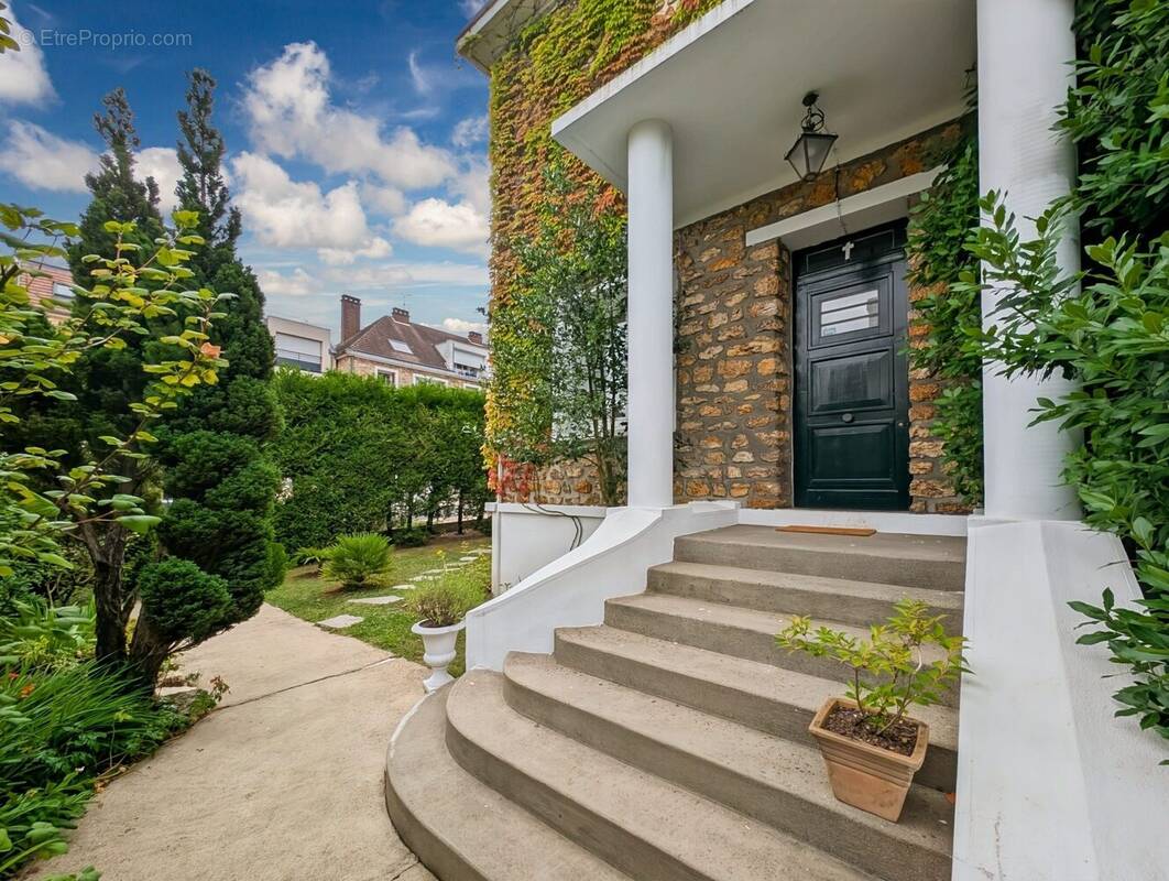Maison 190 m² à Saint-Cyr-L'ecole  - photo 2