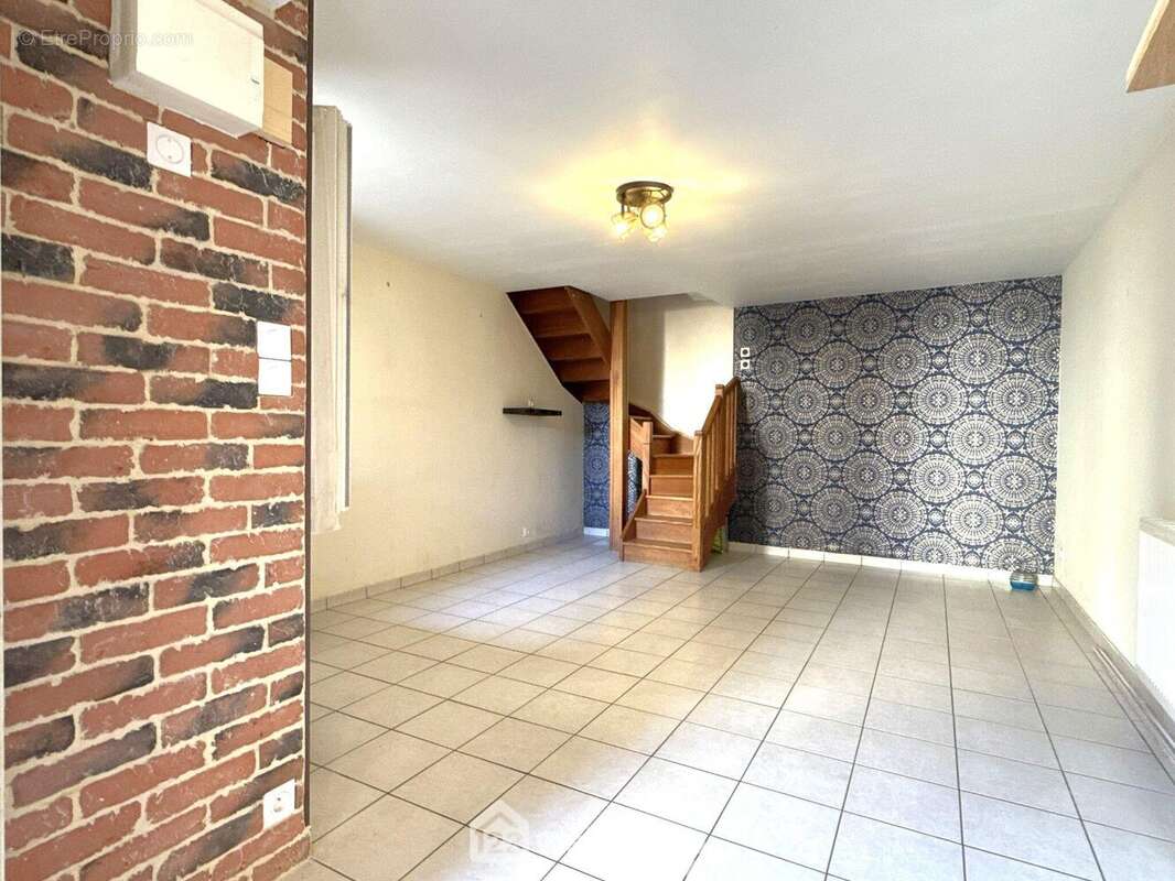 L'entrée dessert d'un côté, - Maison à BUXEROLLES