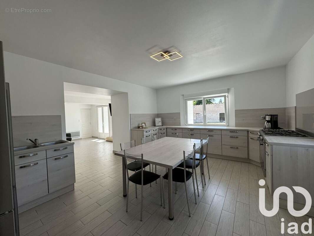 Maison 144 m² à Brain-Sur-Allonnes  - photo 3